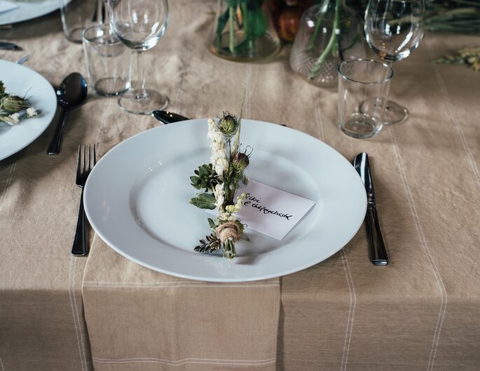 Minimalistyczna dekoracja stołu na wesele rustykalne