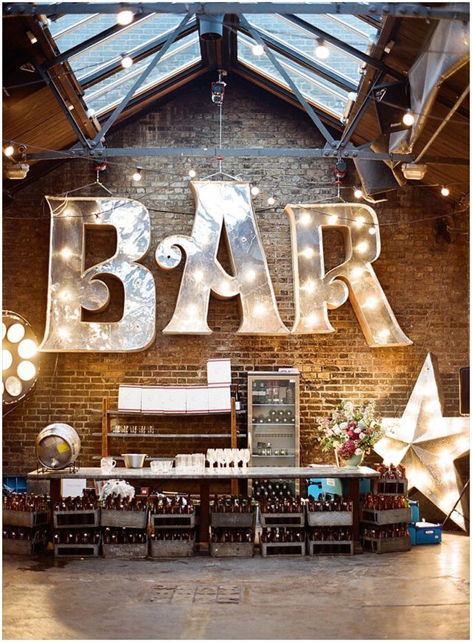 Letrero gigante Bar con luces para boda industrial