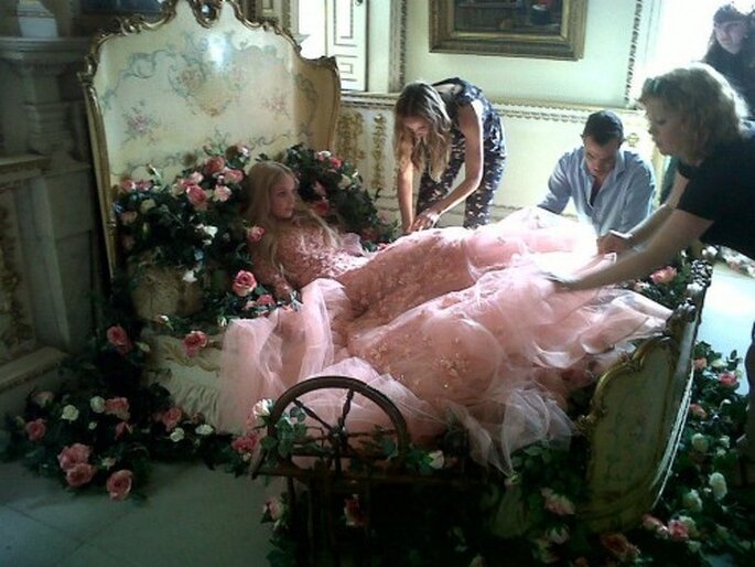 Decoración del aparador con el vestido de novia inspirado en La bella durmiente - Foto Elie Saab