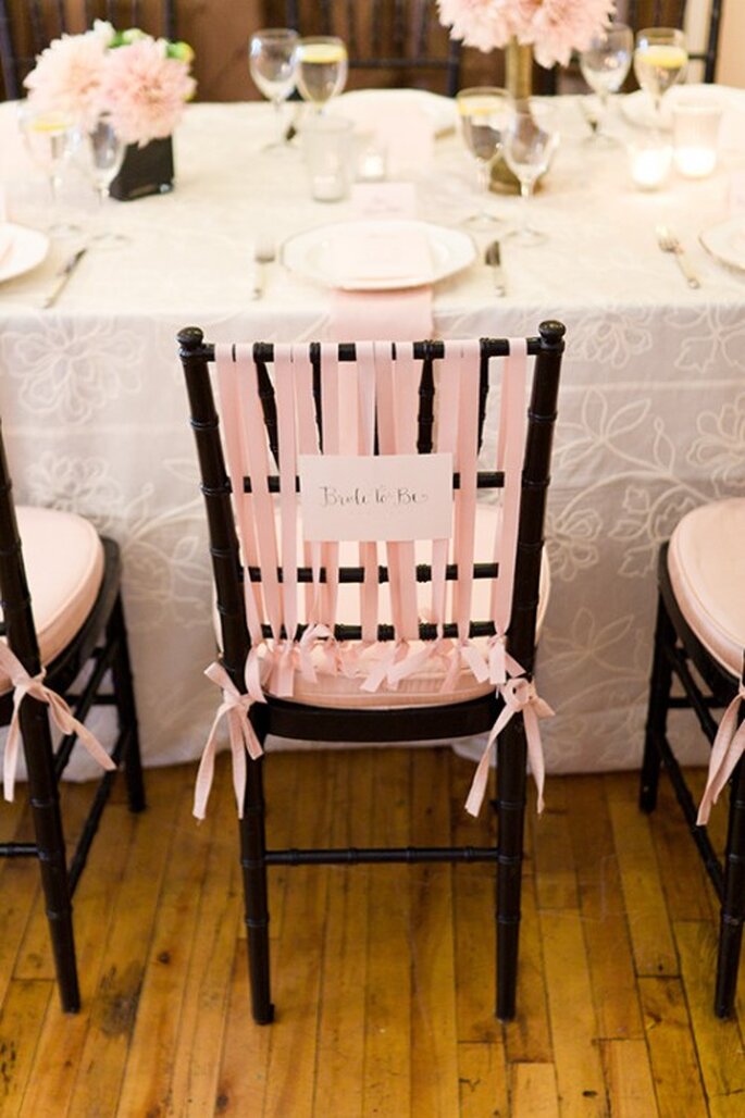 Añade listones en color rosa pastel para las sillas - Foto Steve Steinhardt