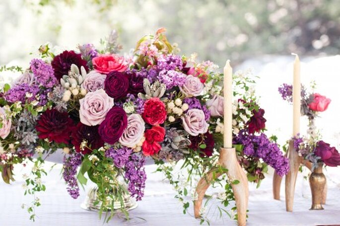 Centros de mesa con flores en tonos intensos - Foto Candice Benjamin
