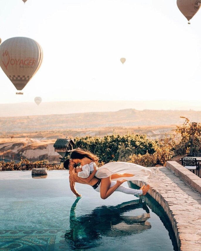 Sesión de foto Trash the dress en una piscina en la Capadoccia