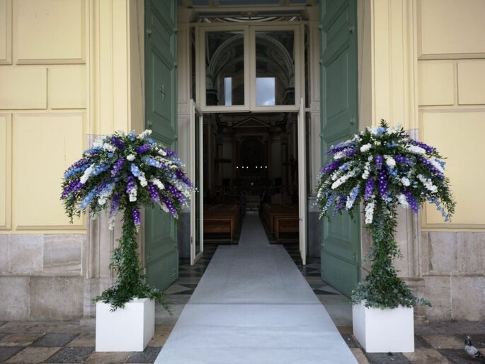 composizioni con fiori bianchi e viola alle porte della chiesa