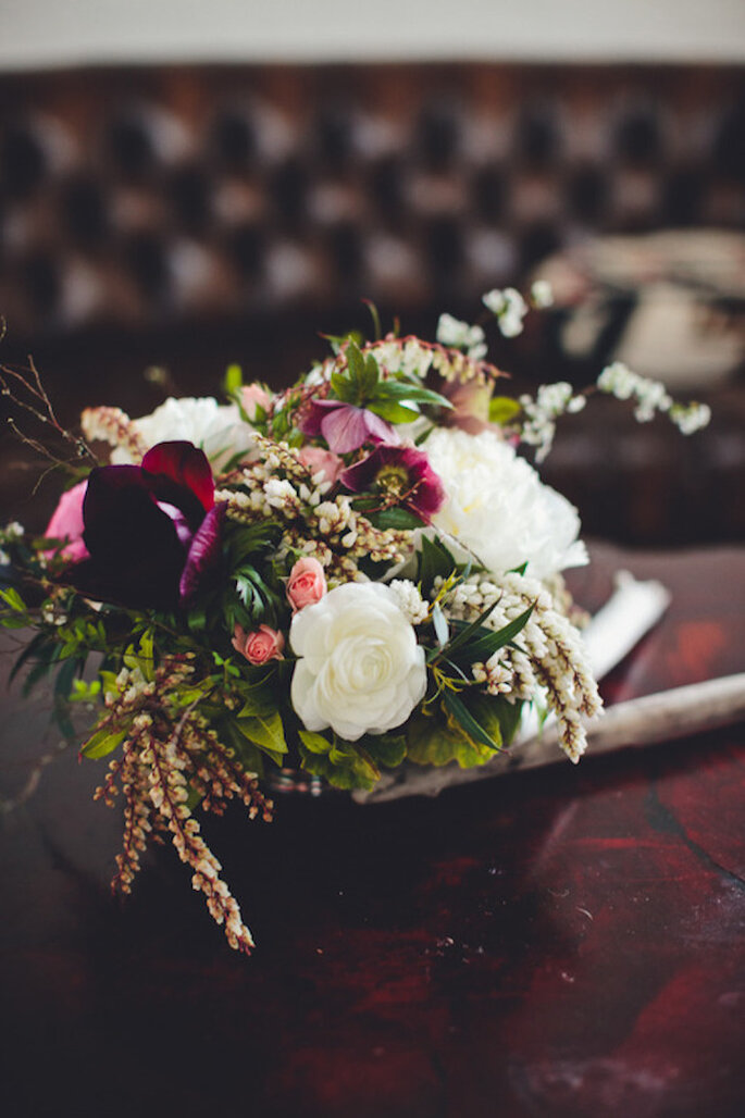 Centros de mesa que magnifican la elegancia de tu boda con tonos intensos - Foto Gabriel Boone Photography