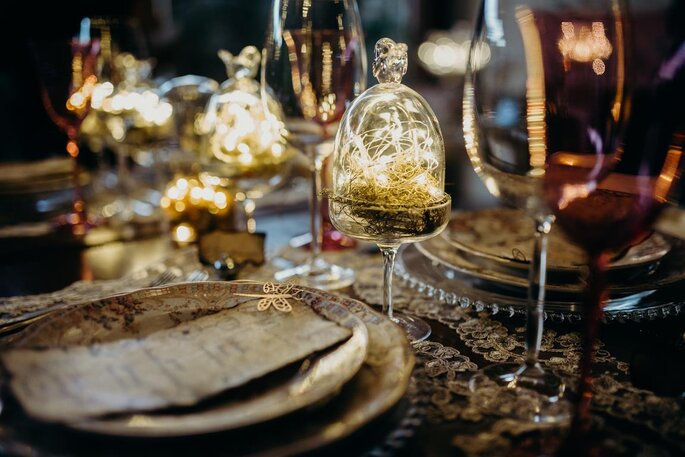 Centros de mesa com cúpulas e fairy lights 