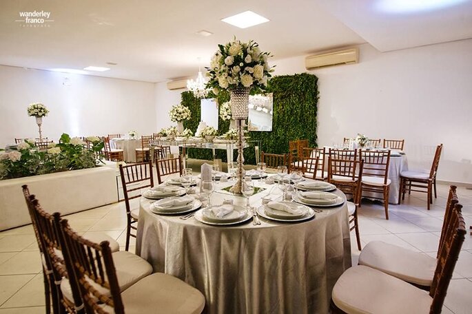 Casamento clássico com flores brancas e detalhes em cinza.
