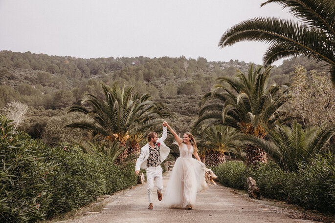 Novios tomados de la mano en boda en Mallorca