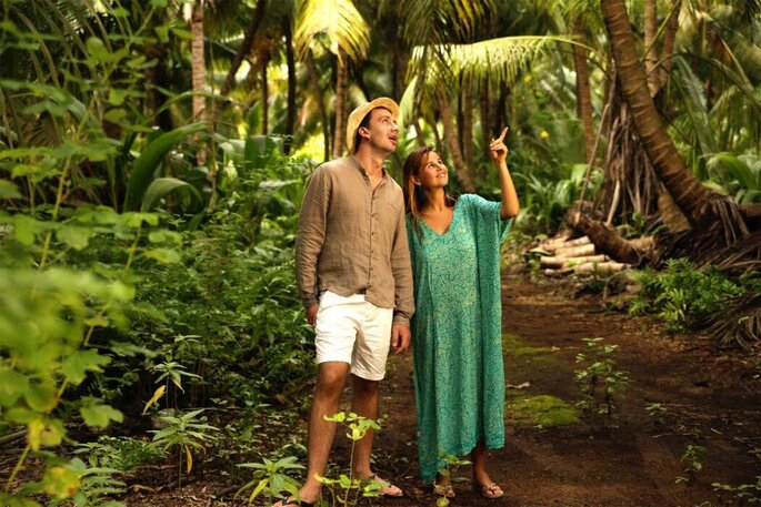Couple de jeunes mariés visitant la jungle