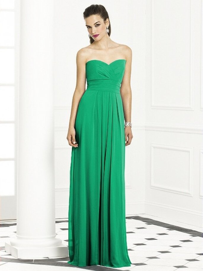 Vestido de fiesta con escote strapless corazón en color verde esmeralda - Foto Dessy