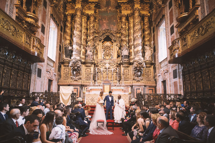 leituras de casamento católico: noivos no altar com o padre e o seu responso