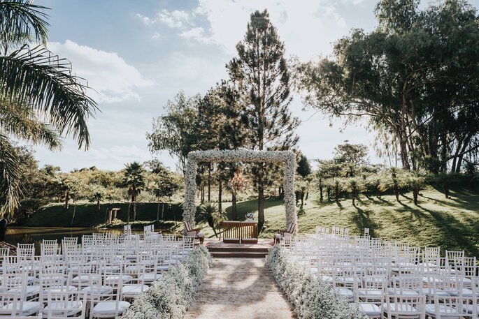 Decoração, flores e aluguel de mobiliário: Maria Helena Design de Eventos - Foto: Matheus Brito Wedding & Lifestyle