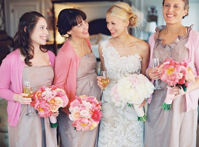 Damas de honor con chaqueta, vestido y ramos a juego en color rosa. Foto: Grey likes weddings