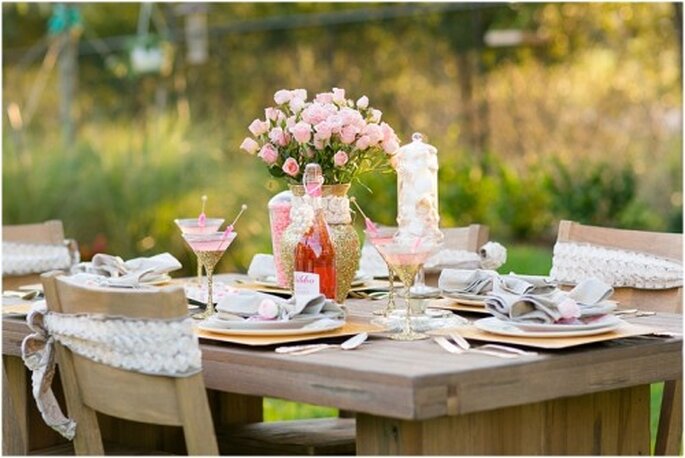 Montaje de mesa con copas de colores oro y rosa con toques brillantes - Foto: Set Free Photography