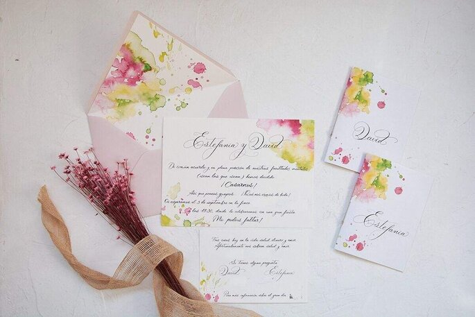 invitación de bodas con detalles en acuarela rosa y amarillo