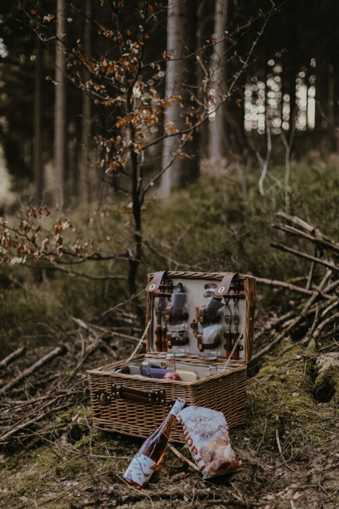 Picknickkorb im Wald