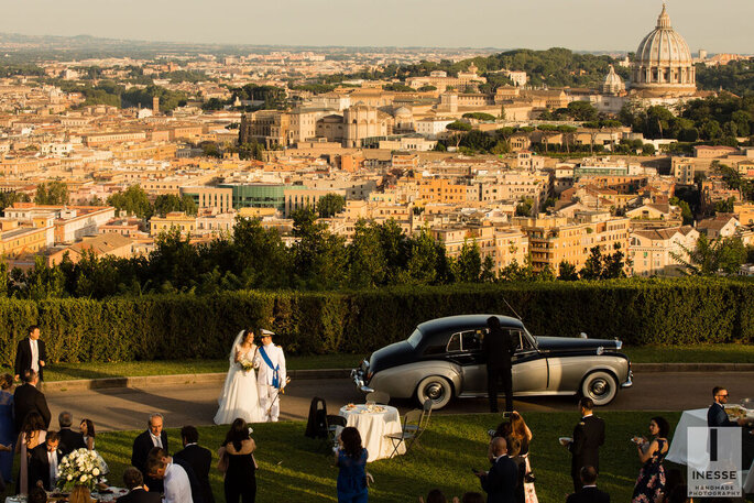 Sposi con auto d'epoca e vista su Roma