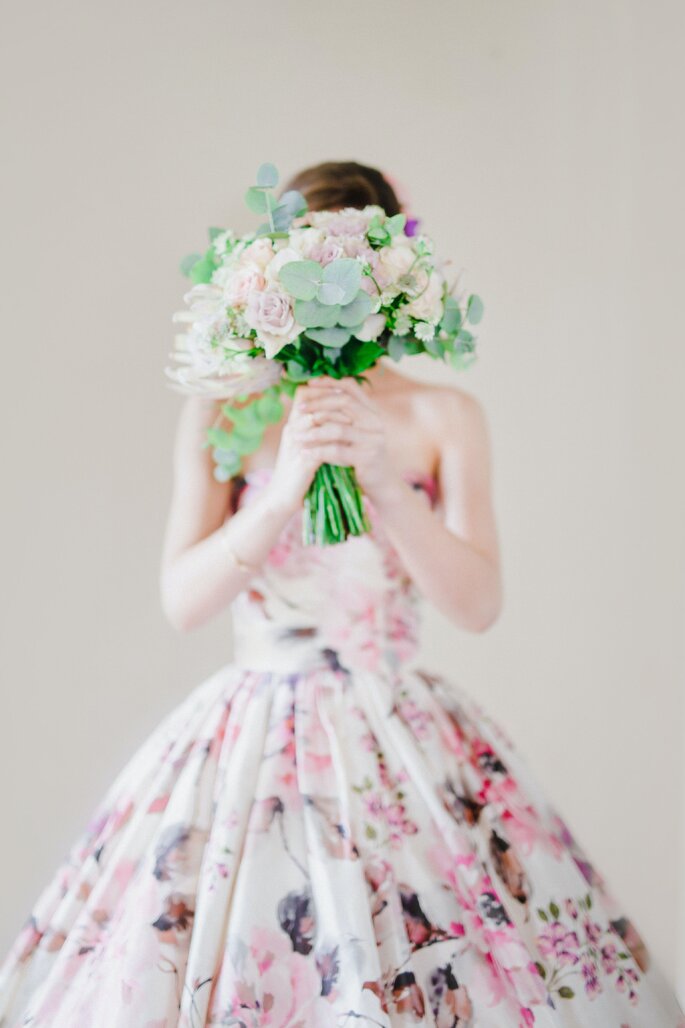Sukienka w kwiaty dla gościa ślubnego