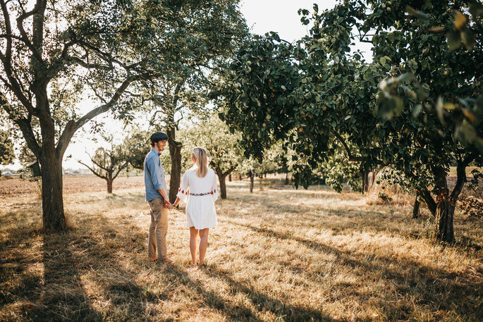 Coupleshoot. Pärchen zwischen Bäumen im Sommer