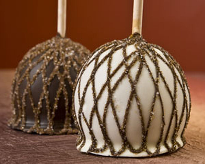 Fruits baignés dans du chocolat et décorés par des fils dorés de caramel