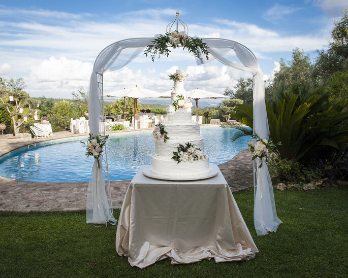 allestimento taglio torta vicino alla piscina