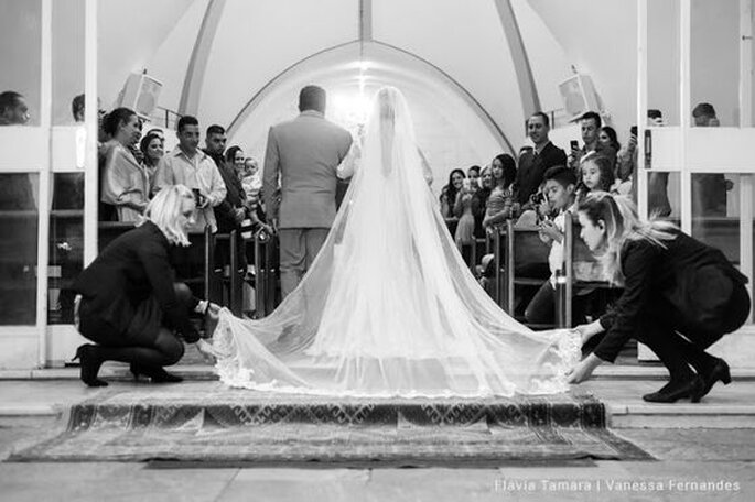 Cerimonialistas da Planus Eventos garantindo a beleza da noiva na entrada da igreja