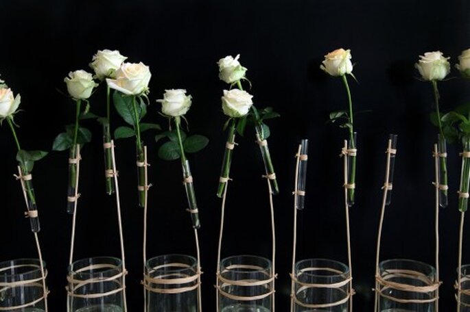 Centros de mesa con rosas blancas para una boda estilo minimalista - Foto Rosa Clará