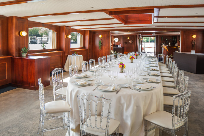 une table de mariage dans un bateau - Yachts de Paris 