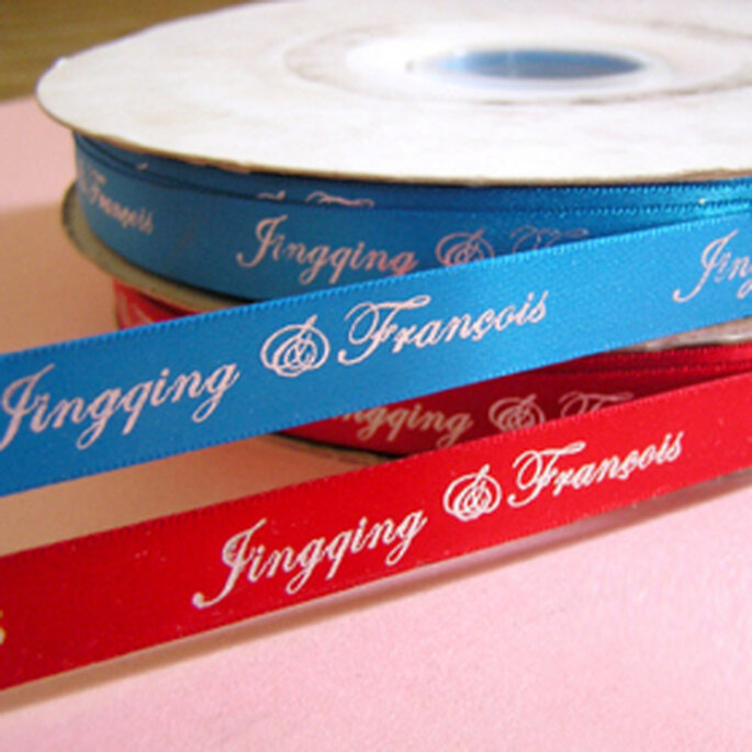 Las cintas de raso con mensajes personalizados son bellos detalles para bodas románticas