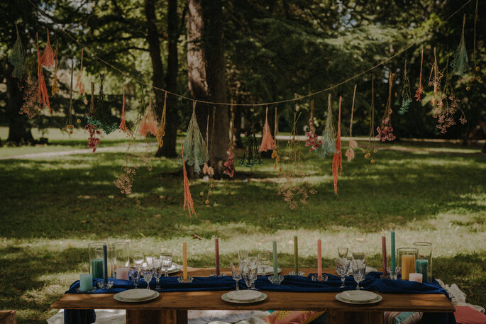 Table colorée pour une réception de mariage champêtre en plein air par Cocotte et Coquette