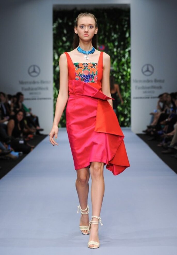 Vestido de fiesta en color anaranjado y rosa pop con relieve al costado - Foto Mercedes Benz Fashion Week México