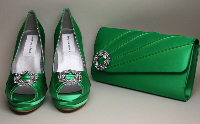 Zapatos y clutch de novia en color verde esmeralda. Foto: www.designyourpedestal.com vía Etsy.com