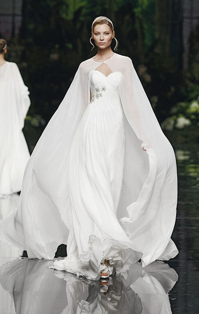 Robe de mariée ravissante avec cape en dentelle. Photo: Pronovias