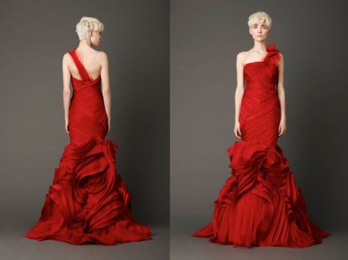Vestido de novia en color rojo quemado con diseño abstracto - Foto: Vera Wang blog