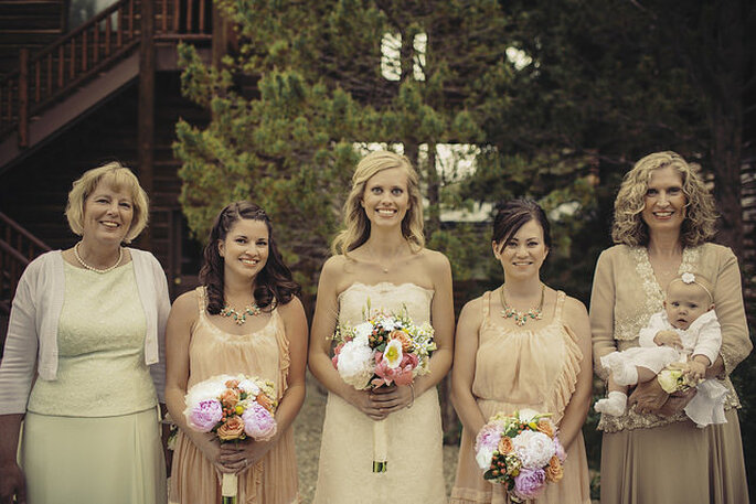 Boda campestre con decoración rústica silvestre. Foto: Ryan Polei