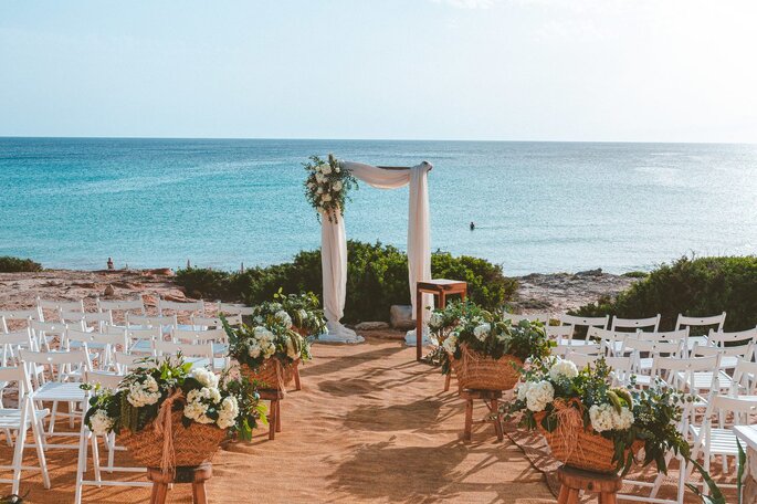 Caolila Events Formentera Wedding planners Formentera Decoración con flores de altar para boda civil
