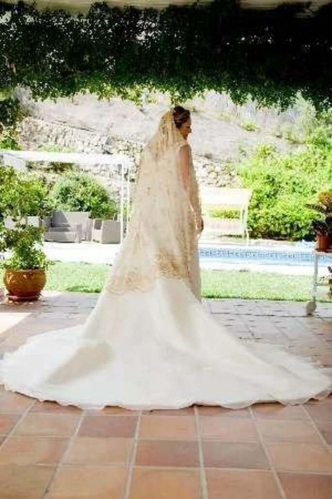 Vista por detrás del vestido de novia de Sole. Habéis visto lo bonita que es la mantilla !!!