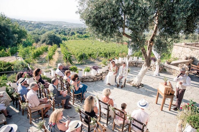 Une cérémonie laïque en plein air avec des vignes en toile de fond