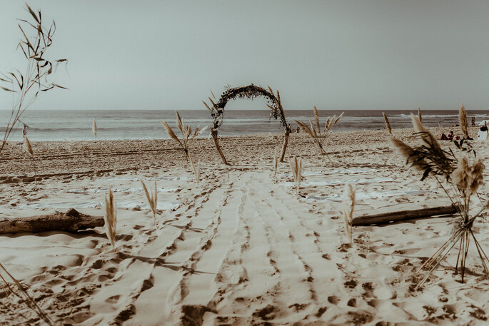 décoration arche fleurs pampa mariage plage bohème