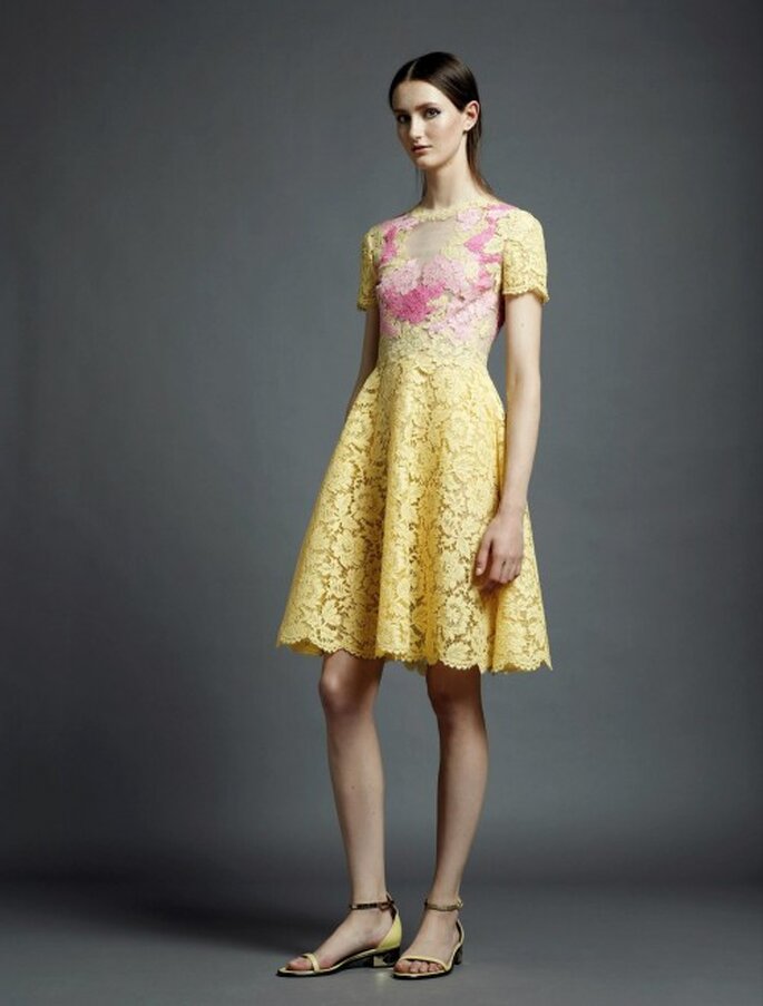 Vestido de fiesta corto en color amarillo brillante con mangas cortas con efecto calado y escote con detalles en rosa - Foto Valentino