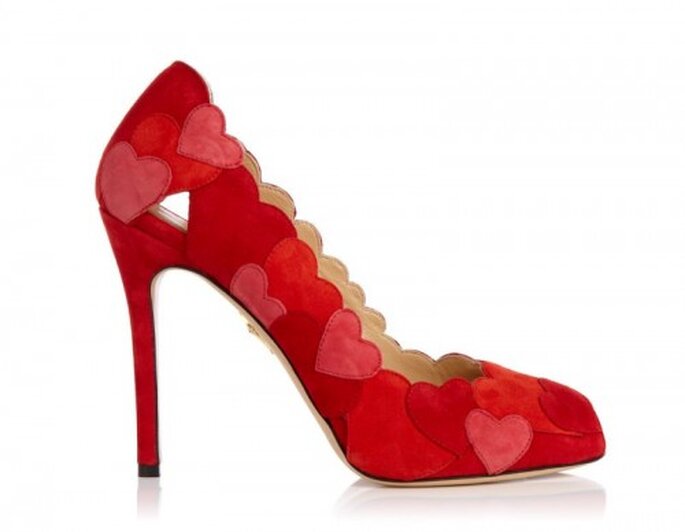 Zapatos de tacón para novia en color rojo con detalles de corazones - Foto Charlotte Olympia