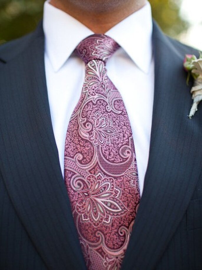 Farbige Krawatten mit Ornamenten sind sehr ausdrucksstark – Foto: Sabine Scherer Photography