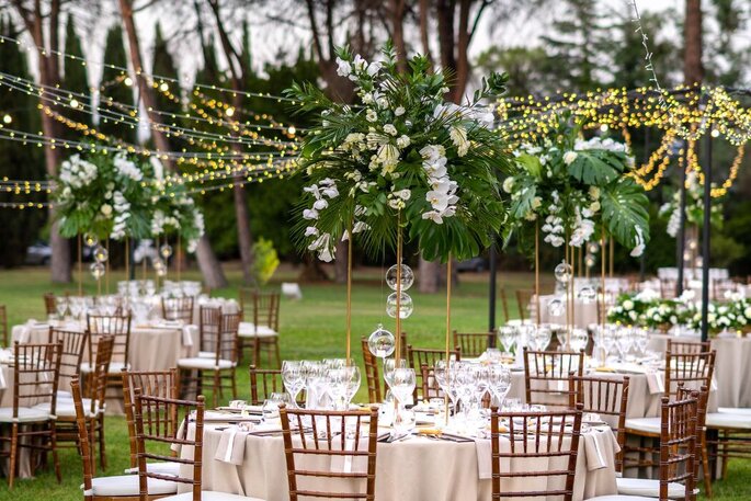 Apollinare Catering & Banqueting allestimento tavoli con strutture alte fiori e luminarie