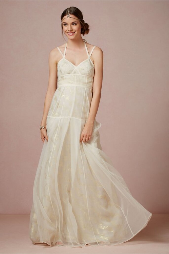vestido de novia 2014 largo en color ctema con tirantes cruzados y falda con caída elegante - Foto BHLDN