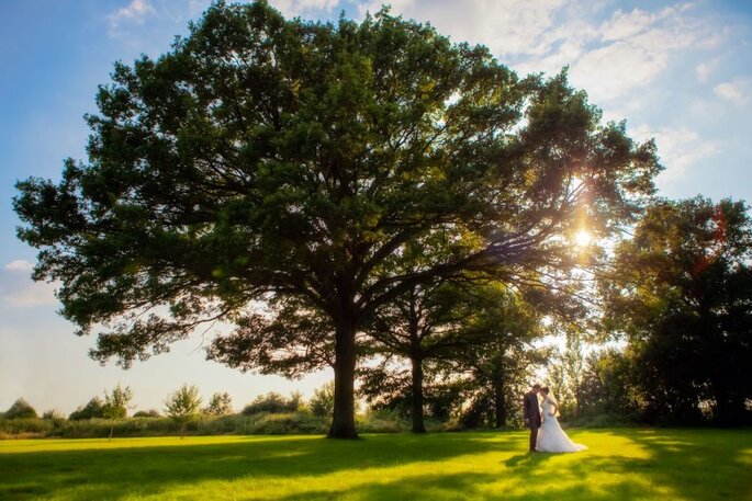 Séance photo des mariés dans un parc 
