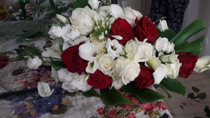 bouquet rosso e bianco
