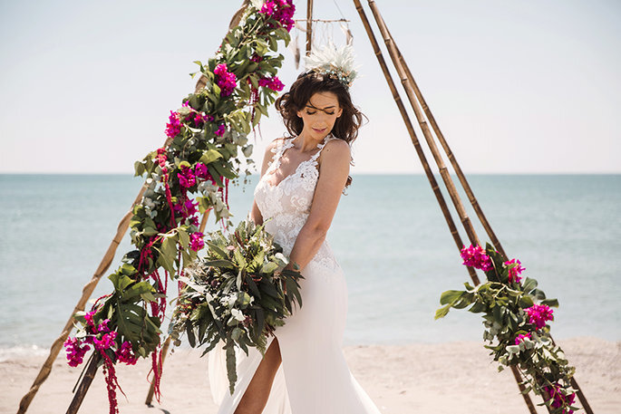 Adelantar Derivación Potencial Cómo elegir vestido de novia para una boda en la playa en 5 pasos
