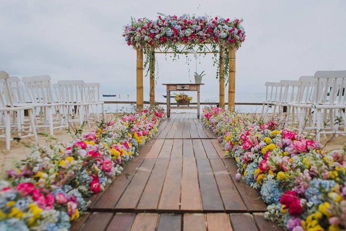 cerimônia de casamento ao ar livre, flores coloridas e gazebo coberto de flores