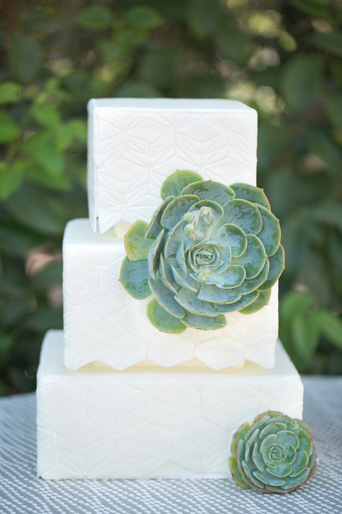 Un pastel de bodas decorado con sutiles formas geométricas - Foto Amy and Jordan