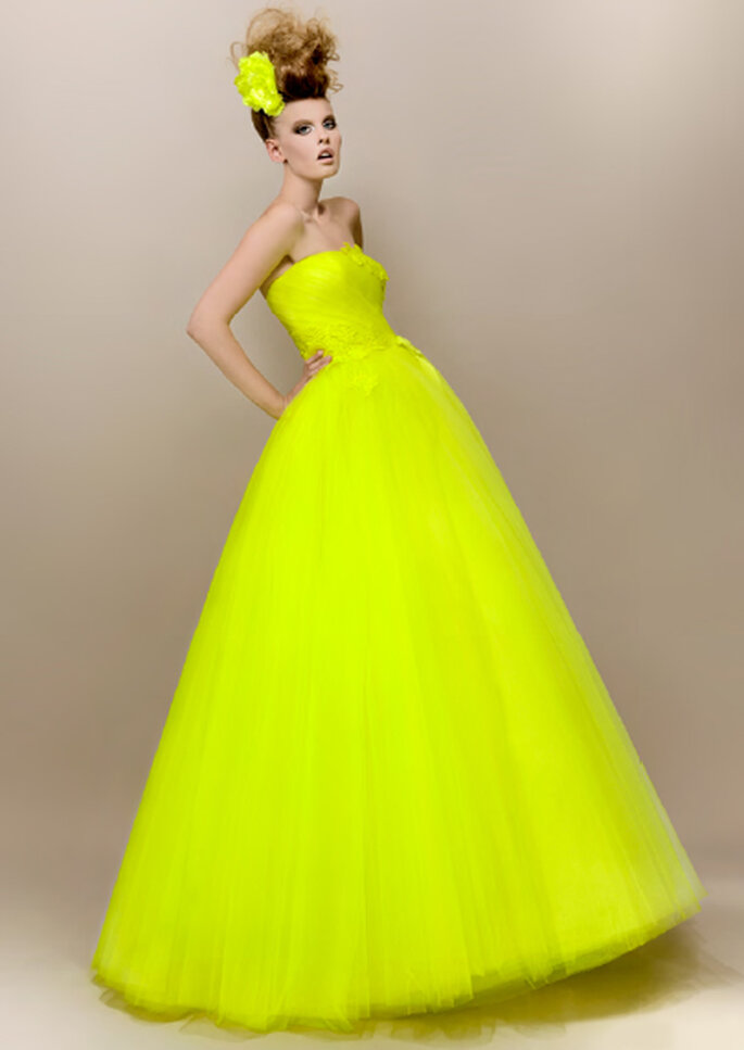 Vestido de novia en color amarillo neon - Foto Max Choul Couture