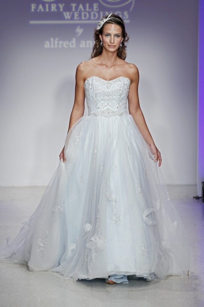 Elegante vestido de novia estilo princesa en color azul - Foto Alfred Angelo Pinterest